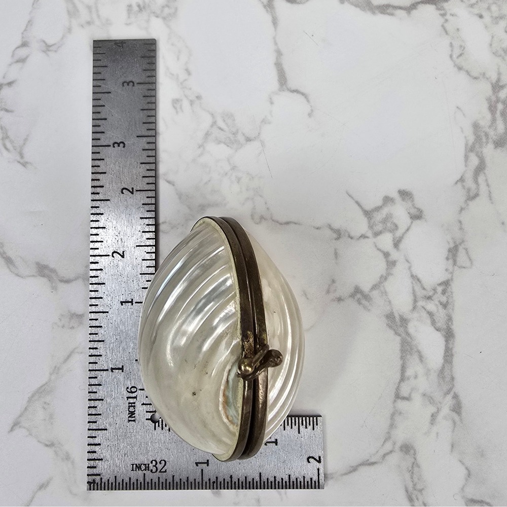 Vintage Mother of Pearl Seashell Trinket Box Brass Clasp Iridescent Pill Case - Picture 10 of 11
